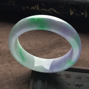 （超值推荐）糯冰种春带彩手镯（59mm）