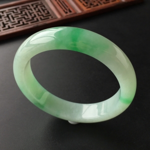 (超值推荐)糯冰种飘翠手镯(56.1mm)