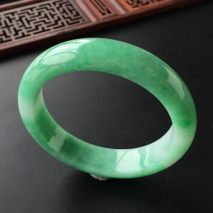 (超值推荐)糯冰种翠色手镯(57.1mm)