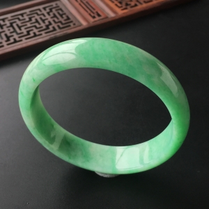 (超值推荐)糯冰种飘翠手镯(58.6mm)