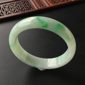 (超值推荐)糯冰种飘翠手镯(57.4mm)