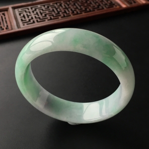 (超值推荐)糯冰种飘翠手镯(55.4mm)