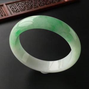 (超值推荐)糯冰种飘翠手镯(56.6mm)
