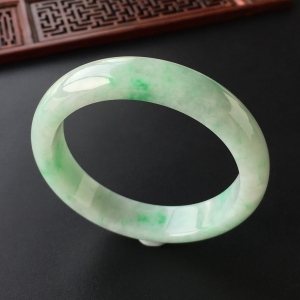 (超值推荐)糯冰种飘翠手镯(57.2mm)