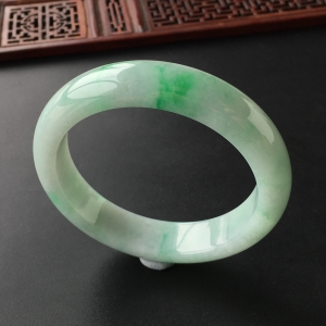 (超值推荐)糯冰种飘翠手镯(57.5mm)