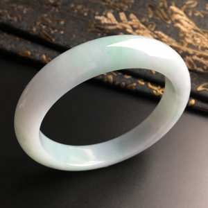 (超值推荐)糯冰种略飘翠手镯(55.7mm)