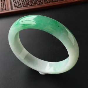 (超值推荐)糯冰种飘翠手镯(56.8mm)