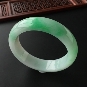 (超值推荐)糯冰种飘翠手镯(55.8mm)