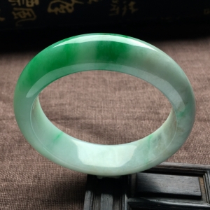 （超值推荐）糯冰种飘翠手镯（55mm）