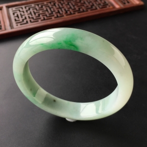 (超值推荐)糯冰种飘翠手镯(57.2mm)