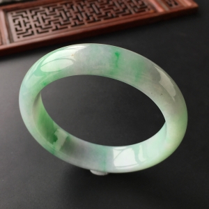 (超值推荐)糯冰种飘翠手镯(57.2mm)