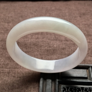 （超值推荐）糯冰种淡晴水手镯（62.3mm）