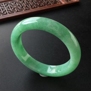 (超值推荐)糯冰种浅绿手镯(54.3mm)