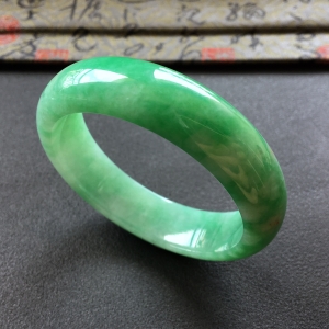 (超值推荐)糯冰种翠色手镯(53.5mm)