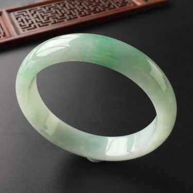 (超值推荐)糯冰种飘翠手镯(63mm)