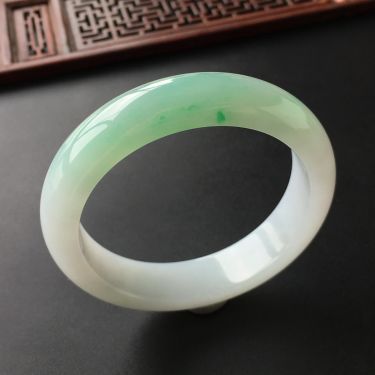 (超值推荐)糯冰种飘翠手镯(55.6mm)