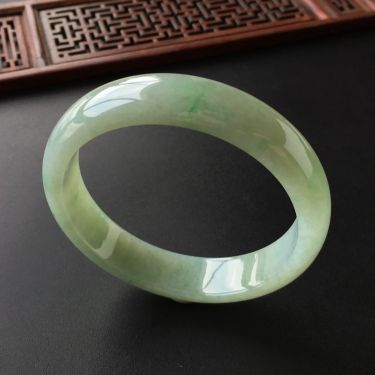 (超值推荐)糯冰种略飘翠手镯(56mm)