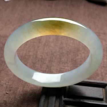 （超值推荐）糯冰种淡晴水略带黄翡手镯（55.7mm）