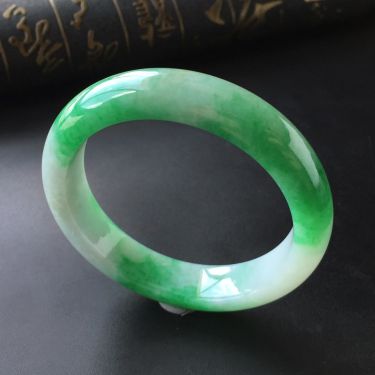 (超值推荐)糯冰种飘翠手镯(57mm)
