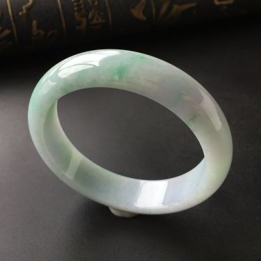 (超值推荐)糯冰种淡春带彩手镯(56.2mm)