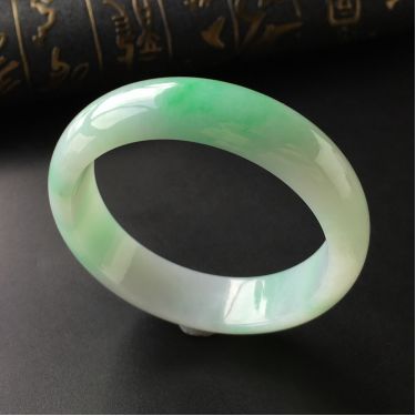 (超值推荐)糯冰种飘翠手镯(57.3mm)