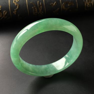 (超值推荐)糯冰种绿晴水手镯(57mm)