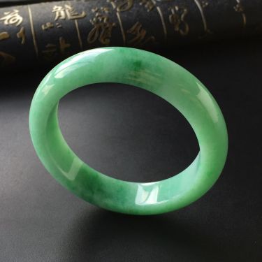 (超值推荐)糯冰种豆绿手镯(55.6mm)