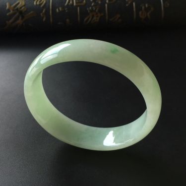 (超值推荐)糯冰种晴水略飘翠贵妃镯(58.5mm-51.3mm)