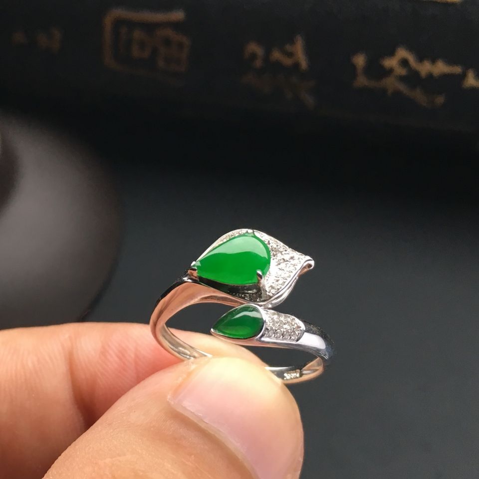 （超值推荐）镶白金钻石冰种阳绿戒指