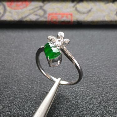 (超值推荐)冰种阳绿镶白金钻石葫芦戒指