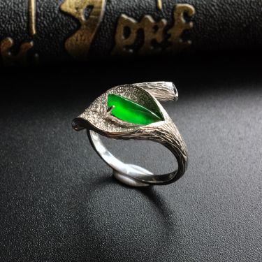 (超值推荐)冰种阳绿镶白金钻石随形戒指