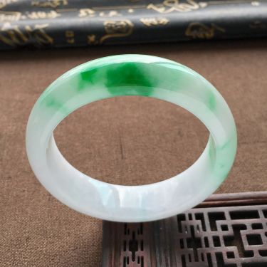 (超值推荐)糯冰种飘阳绿手镯(55.5mm)