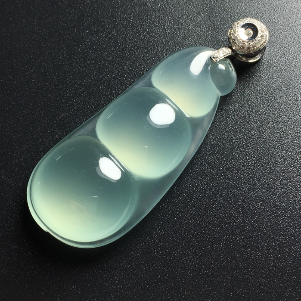 冰种晴水四季豆挂件翡翠