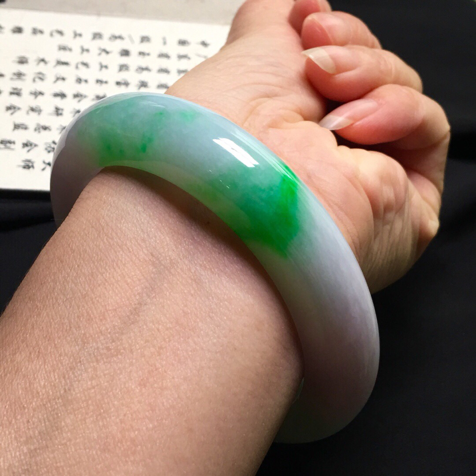 1阳光照射来分辨虽然说春带彩翡翠手镯的颜色非常的漂亮,但是它在阳光