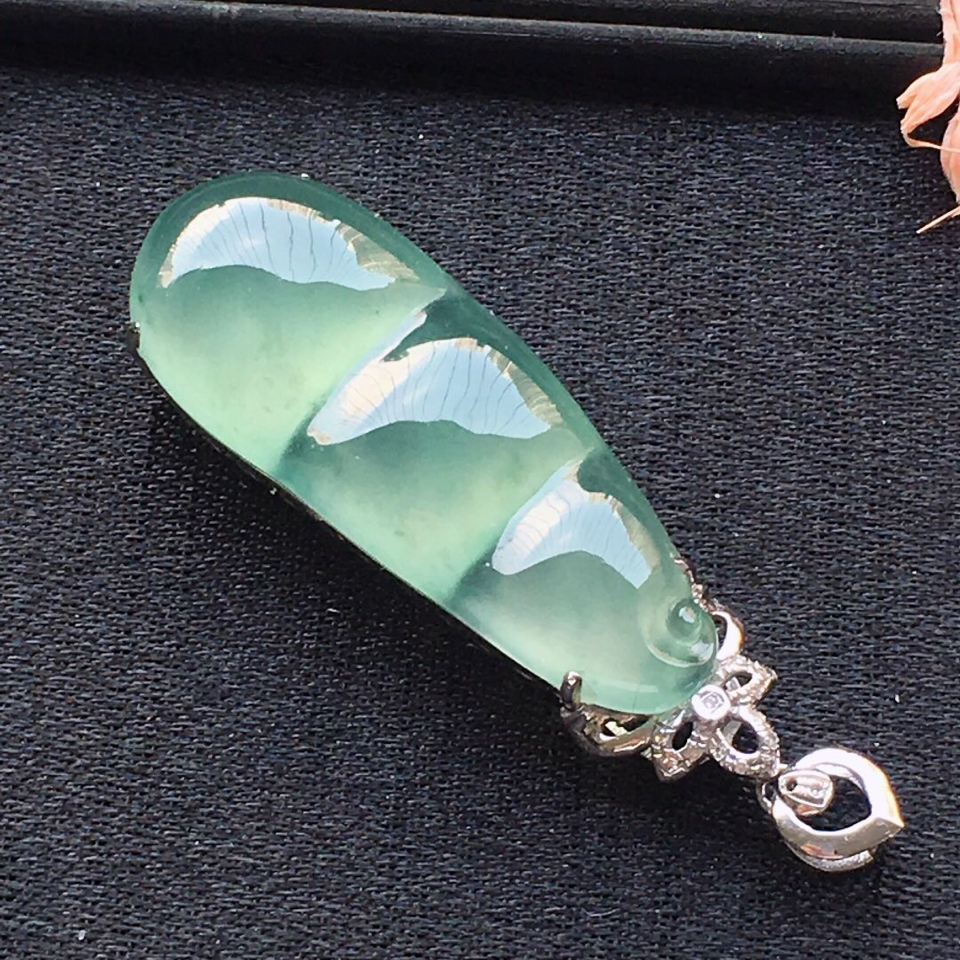 翡翠18k金伴钻镶嵌糯冰种晴水发财豆吊坠