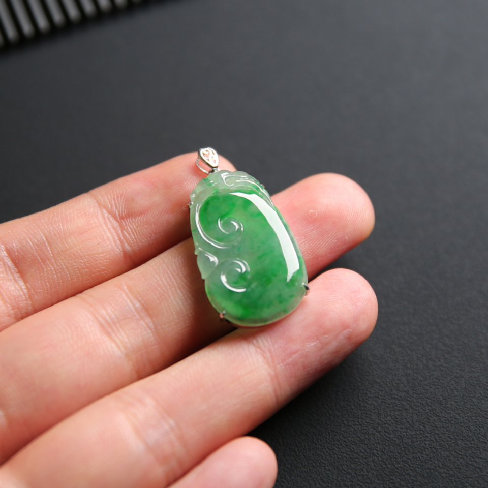 冰种飘绿如意挂件翡翠