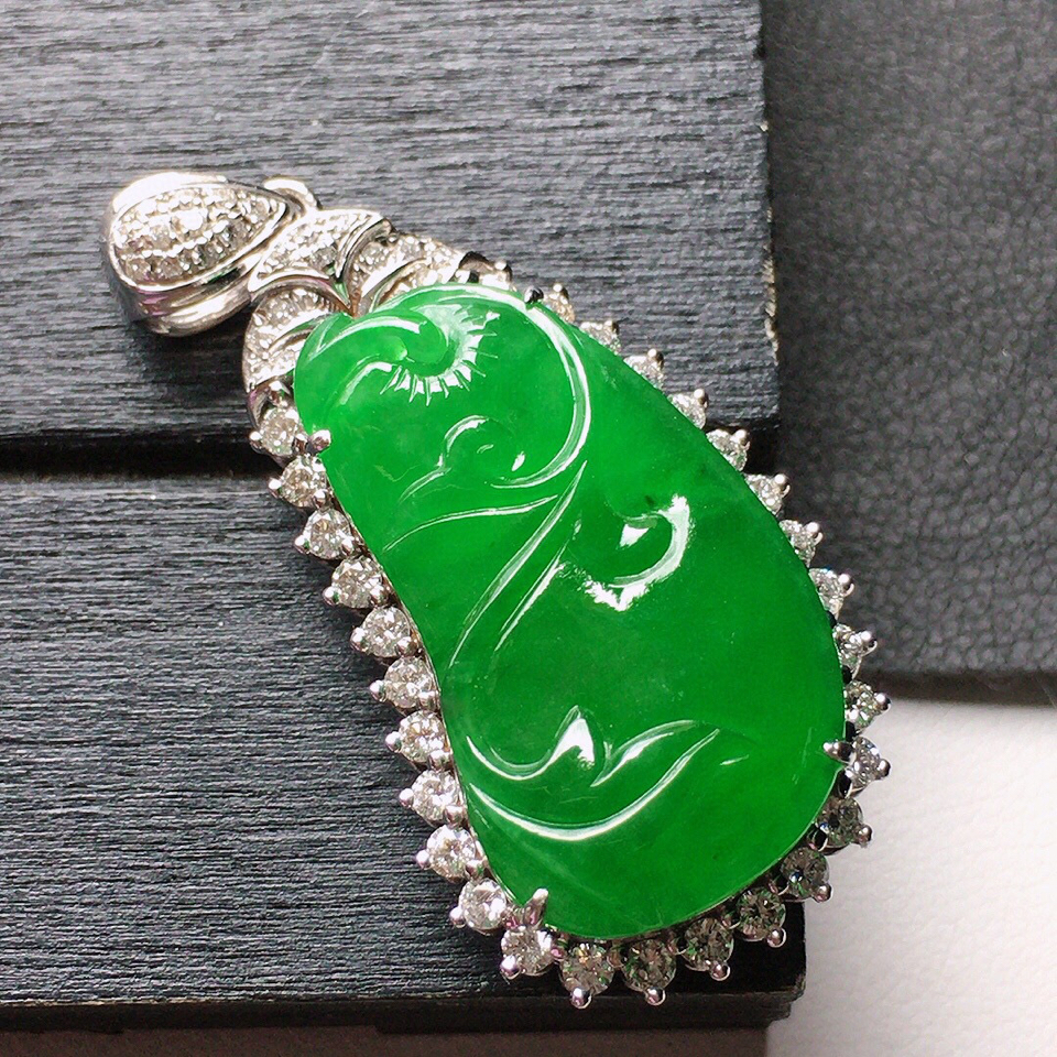 缅甸翡翠18k金伴钻镶糯冰种满绿如意吊坠