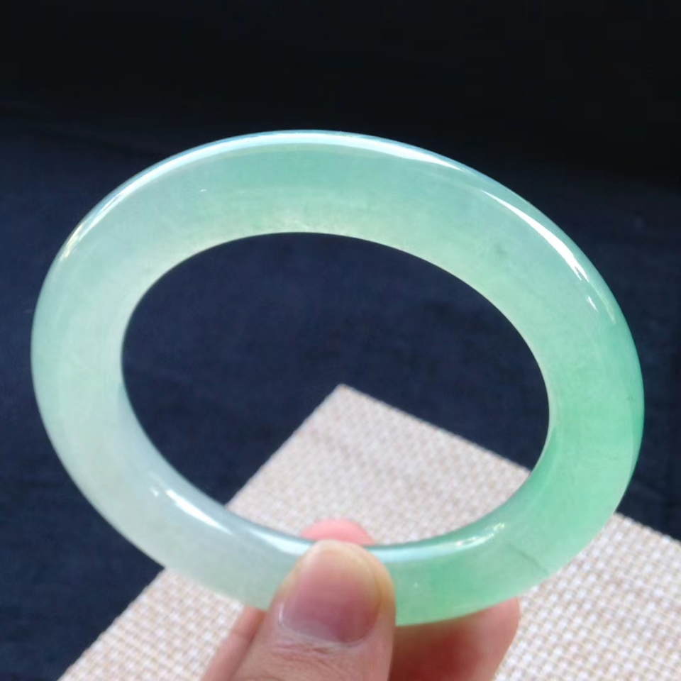 冰种飘绿圆条手镯