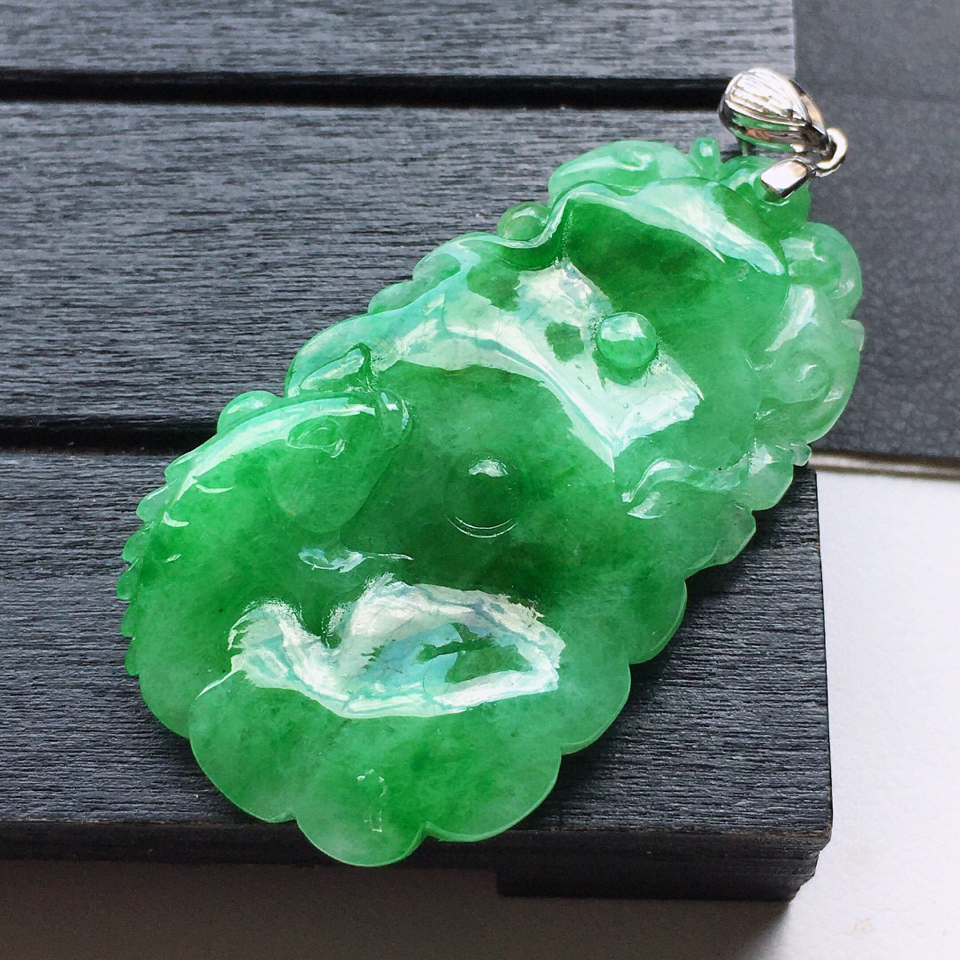 缅甸翡翠18k金伴钻镶嵌细糯种淡绿连年有余吊坠