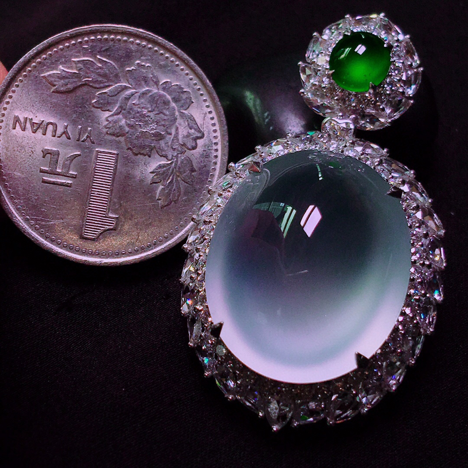 高冰玻璃种镶白金钻石鸽子蛋挂件 翡翠