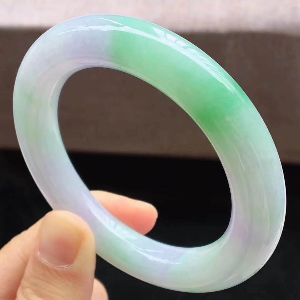 天然翡翠细糯种春带彩圆条手镯55mm