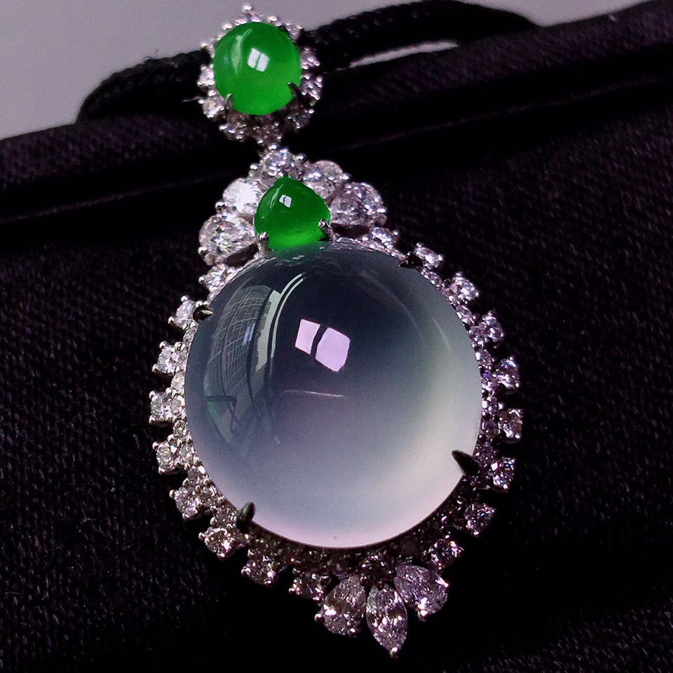 冰玻种无色镶白金钻石胸坠 翡翠