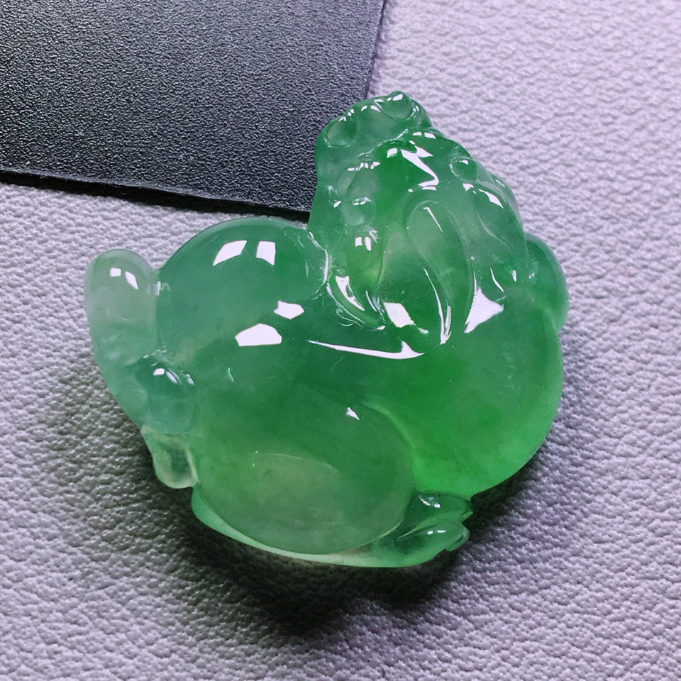冰种晴绿霸王貔貅挂件 翡翠