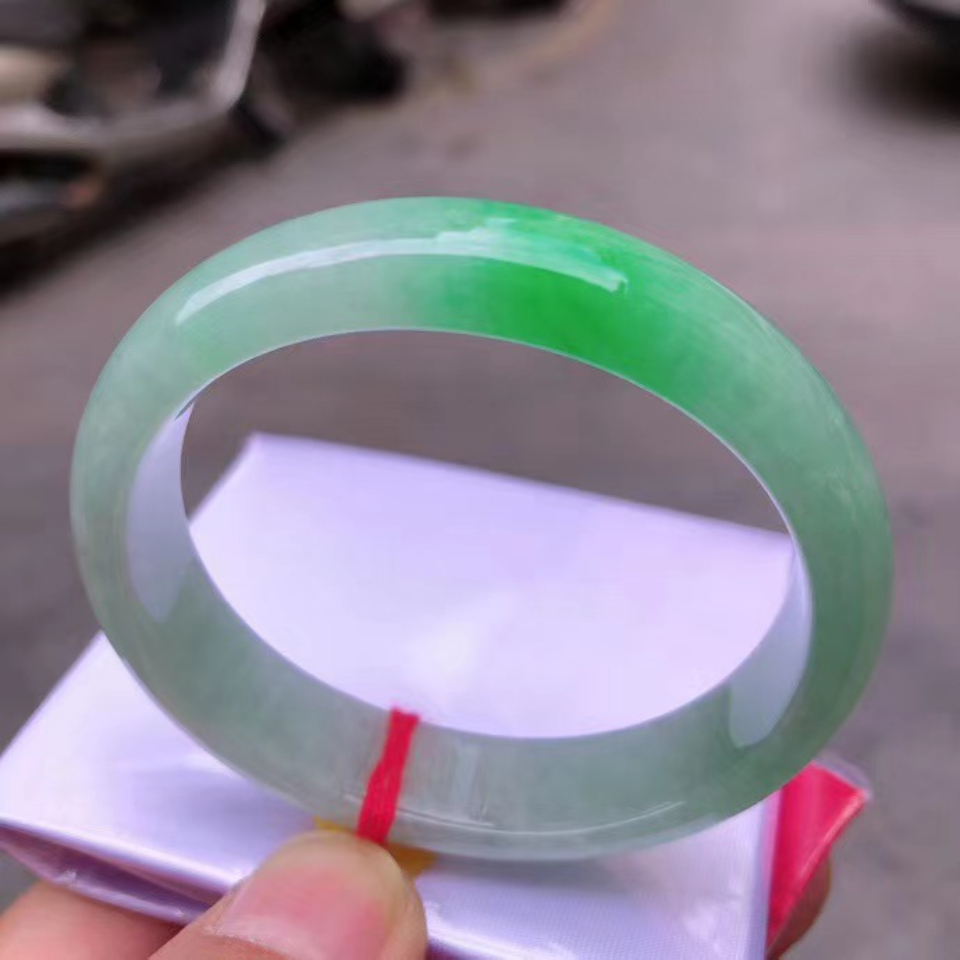 53圈口冰种飘阳绿贵妃手镯