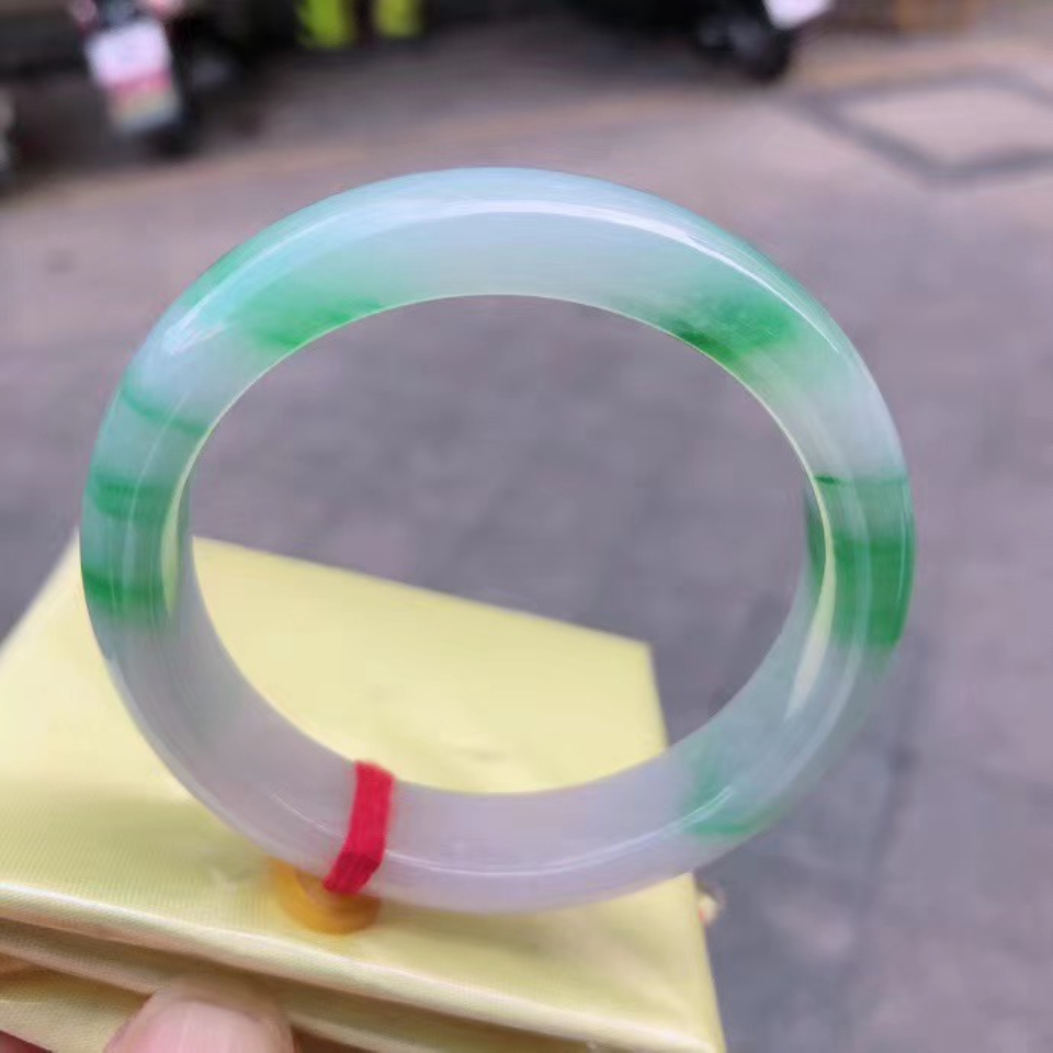 52圈口糯冰春带彩正圈手镯