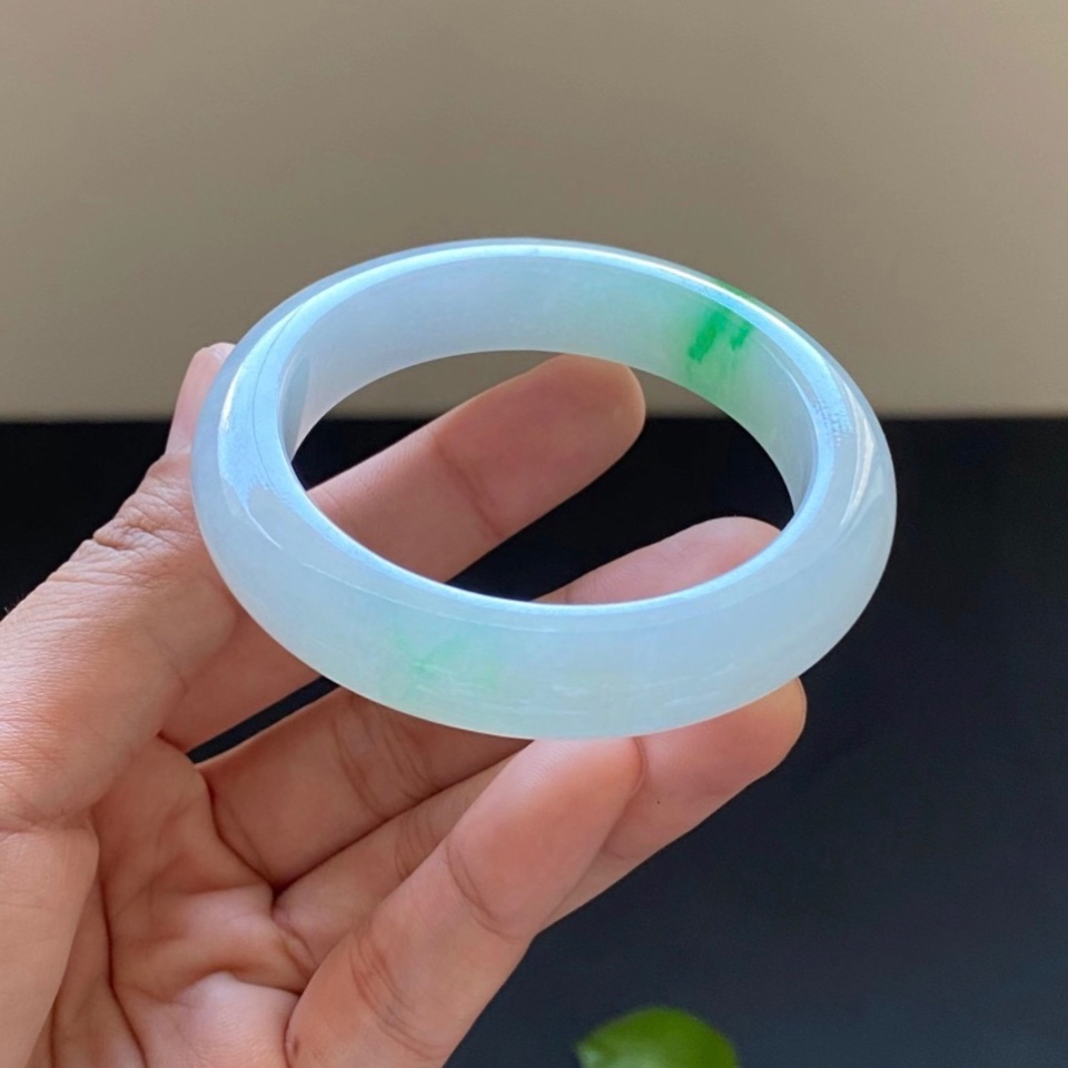 翡翠糯冰种阳绿正圈手镯53mm