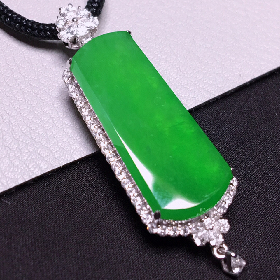 冰种翠色镶白金钻石无事牌挂件翡翠
