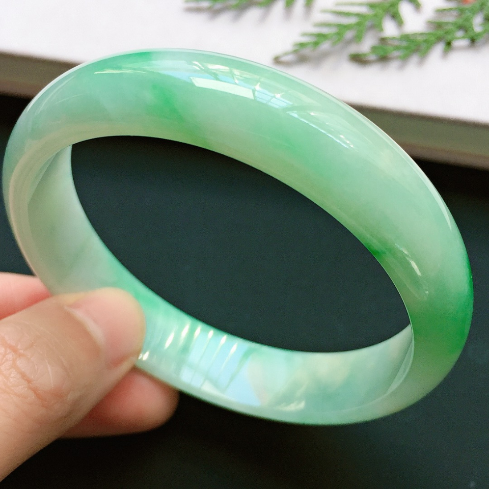 8mm,细糯种飘绿翡翠手镯