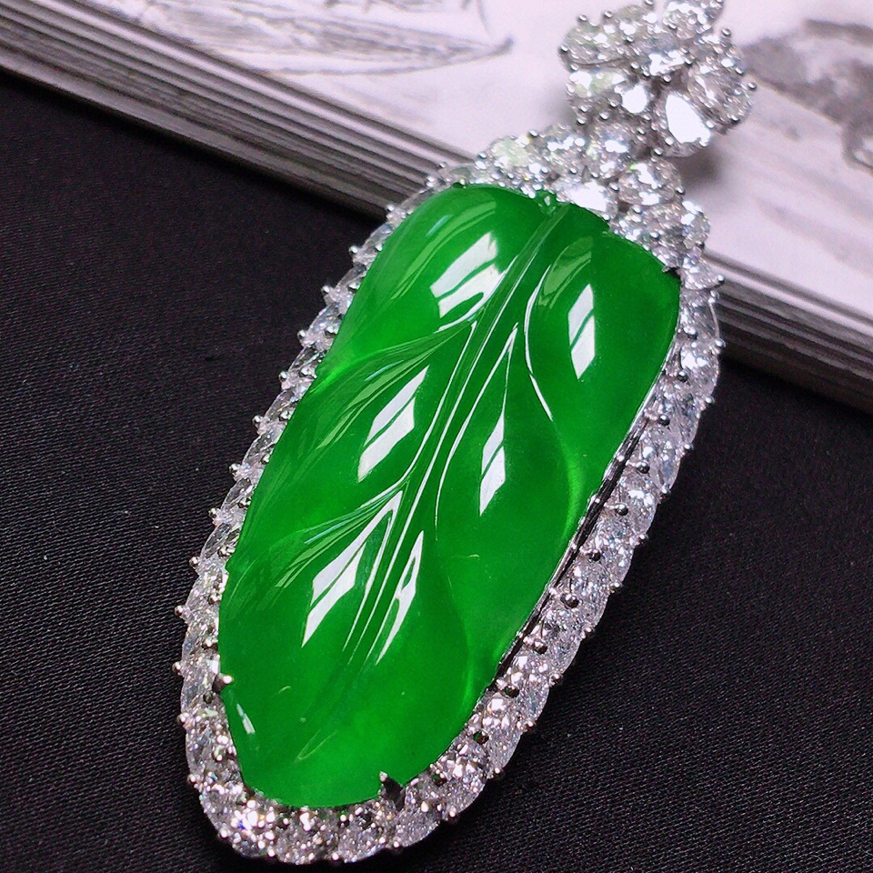 冰种满绿镶白金钻石树叶胸坠 翡翠