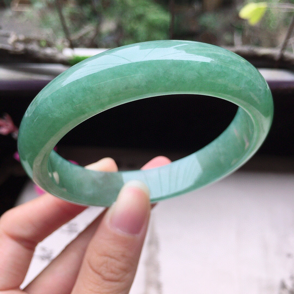 翡翠细糯种淡绿正圈手镯58mm